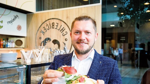 FOTO: Petržalčan Pavol Mikula vrátil socialistický chlebíček medzi gastro elitu