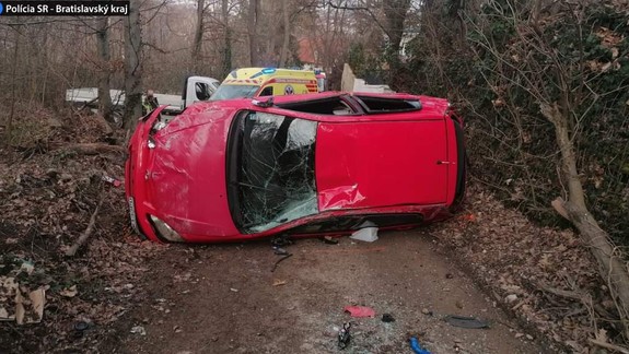 Nehoda na Krahulčej: Vodička si vypila a prevrátila auto
