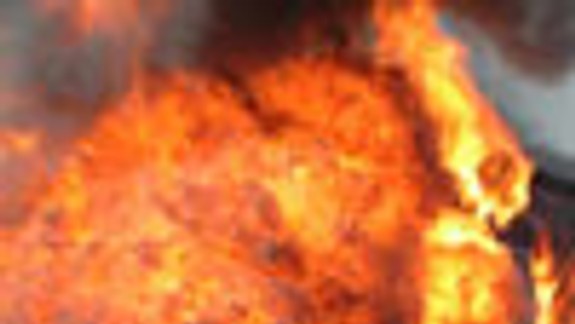 Na Ulici svornosti v sobotu podpálili auto