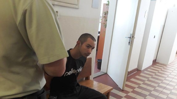 Agresívny Ladislav, ktorý skopol na zem nepočujúceho, putuje do väzby. Jeho obeť bojovala o život