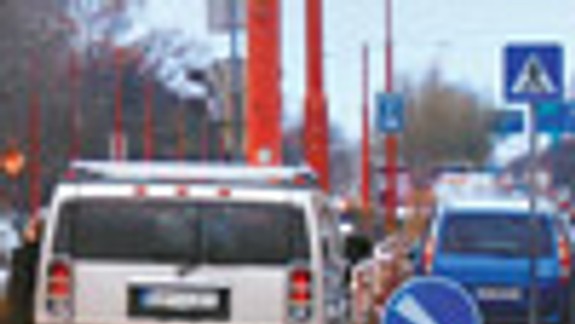 V páse pred zimným štadiónom budú stĺpiky