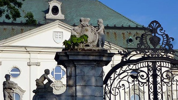 Burina na bráne do vládneho paláca