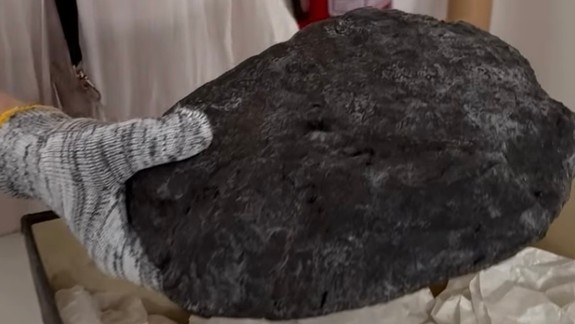 Archeologický unikát: Na nádvorí Starej radnice vystavujú devínsky chlieb starý 1500 rokov