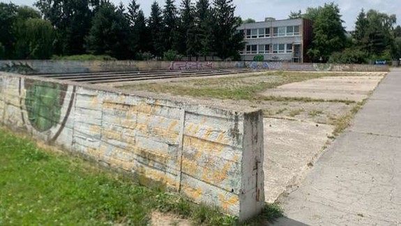 Veľká premena zanedbaného školského dvora na Pankúchovej sa zatiaľ nekoná, čaká sa na zdroj financií