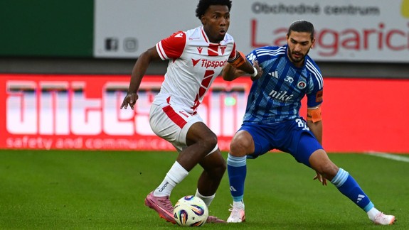 Futbalisti Slovana si prinášajú z Trenčína tri body, vyhrali 2:1