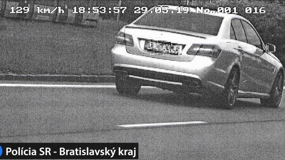 Vodič Mercedesu si pomýlil Račiansku ulicu s diaľnicou - akú pokutu za rýchlu jazdu dostane?