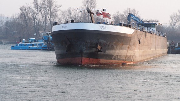 Na Dunaji pri Devíne je už týždeň uviaznutá nemecká loď, nedarí sa ju vyslobodiť