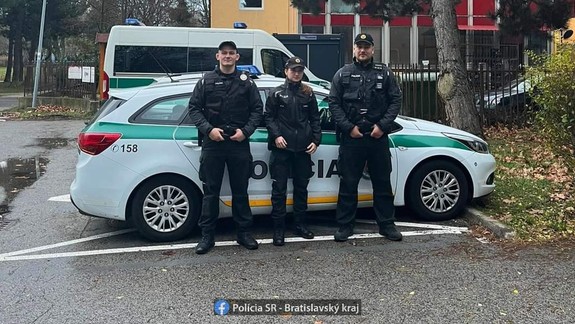 Muž si pri páde zlomil bedrový kĺb, pomohli mu okoloidúci policajti