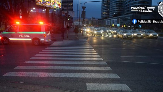 Na križovatke Trnavská cesta - Bajkalská zrazilo auto chodca