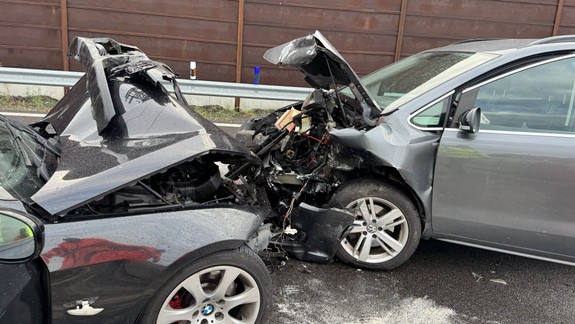 Jazda do protismeru: Na D4 v smere od Petržalky sa čelne zrazili dve autá