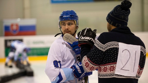 FOTO: Poznáte jeho pravidlá? V Lamači sa hrajú národné majstrovstvá v rybníkovom hokeji