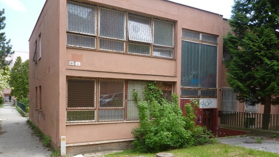 Zdevastovaná budova v centre Dúbravky by už nemala viac strašiť