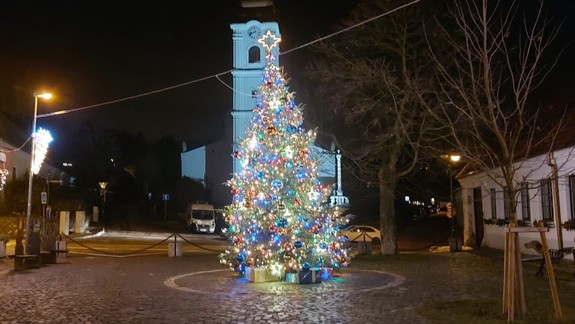 Krásne: Videli ste, ako vyzdobili námestie v Devíne?