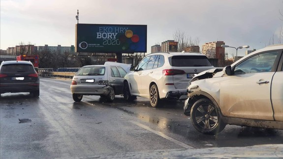 Premávku v meste ochromilo viacero nehôd, vodičov zaskočila poľadovica