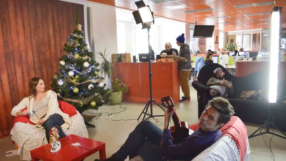 VIDEO: Adventný kalendár č. 27 – Adam Ďurica a Monika Zázrivcová – Vianocujem