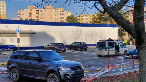 FOTO: Ani zábradlie ho nezastavilo! Už ste videli niekoho takto zaparkovať?