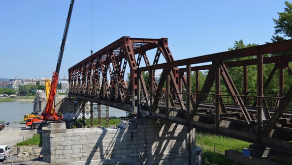 Zhotoviteľ mosta popiera meškanie