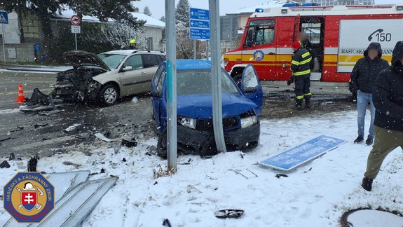 V Tomášove sa zrazili dve autá, jedného z vodičov si prevzali záchranári