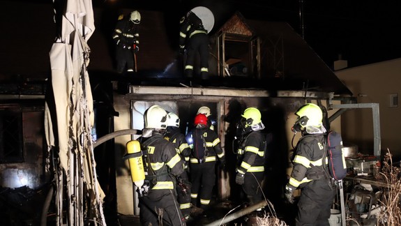 Hasiči: Pri požiari rodinného domu vo Vajnoroch sa v stredu zranila jedna osoba
