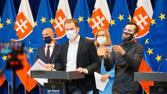 Školáci aj študenti stredných škôl sa budú môcť vrátiť do lavíc a od stredy sa menia pravidlá nosenia rúšok