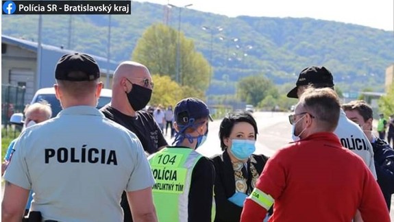 Minister vnútra reaguje na včerajší protest opatrovateliek na hraničnom priechode Petržalka - Berg