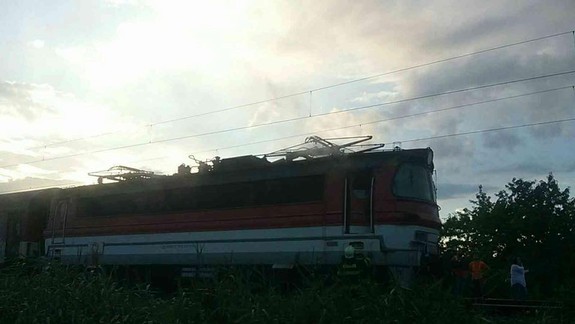 FOTO: Pri Kalnom jazere v Bratislave horela lokomotíva - cestujúcich z vlaku museli evakuovať!