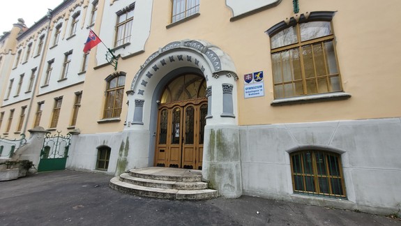 V budove gymnázia na Grösslingovej vyčíňala agresívna žena, zasiahnuť musela polícia