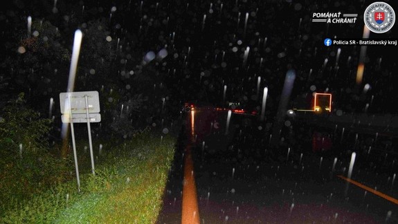 Tragédia na D1: Zatiaľ neznáme vozidlo zrazilo pri Čataji 22-ročnú ženu - jej telo našli až mimo vozovky!