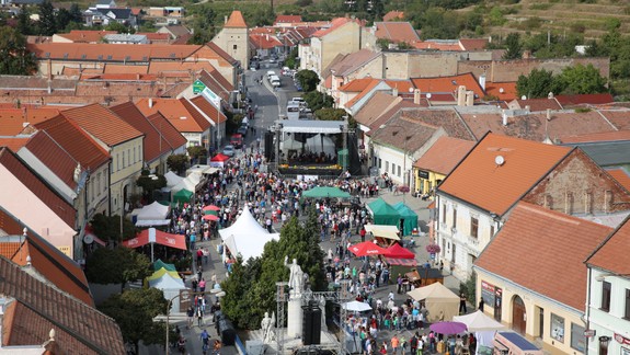 Vinobrania a jarmoky sú stále veľkým lákadlom - viete, koľko ľudí na ne prišlo do Rače, Trnavy či Modry?