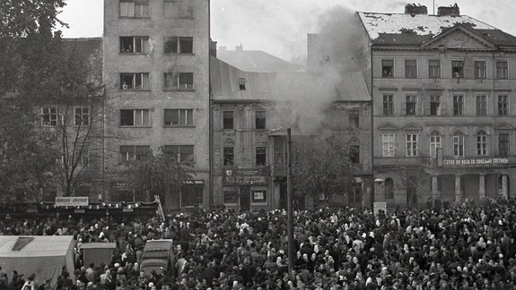 Hasičská šou v Bratislave: Tipnite si, koľko rokov má táto fotka a aká kauza tu vznikla neskôr