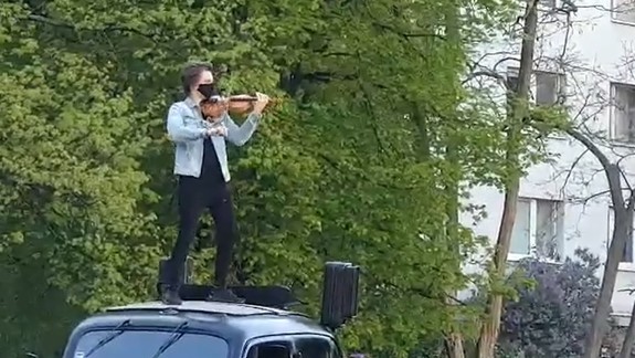 VIDEO: Huslista Filip Jančík prišiel potešiť hudbou obyvateľov jedného zo sídlisk v Dúbravke