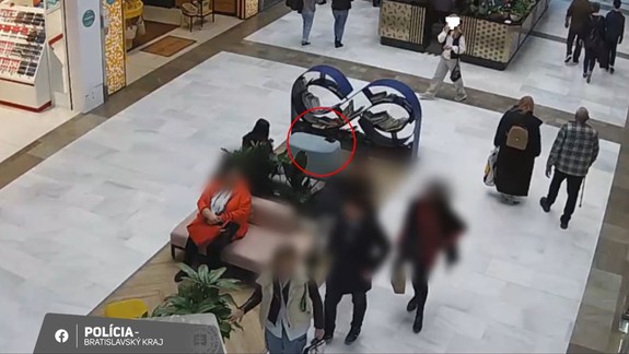 FOTO: Kam sa podel mobil zo sedačky v Auparku? Po odchode dámy na záberoch tam zrazu nebol