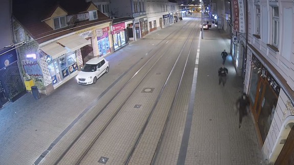 VIDEO z telovej kamery policajtov: Na Obchodnej dobehli agresora, ktorý pred barom dobil iného muža