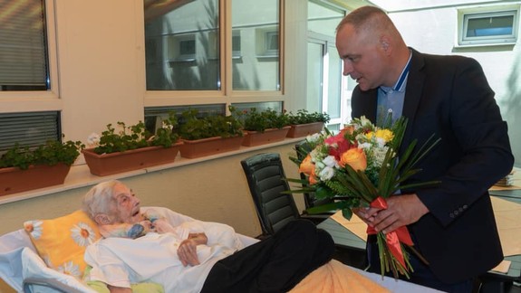 FOTO: Župan Juraj Droba bol gratulovať Hilde Múdrej k 95. narodeninám - aký darček jej odovzdal?