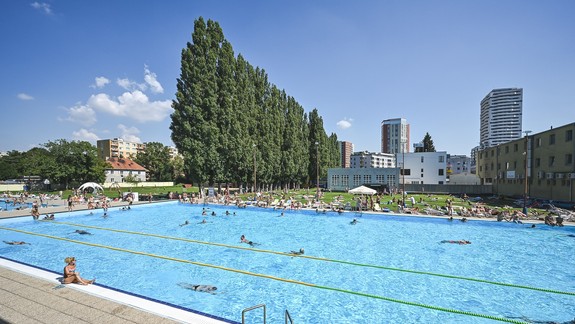 Sezóna na Kúpalisku Matadorka už začala. Láka aktívnych plavcov aj rodiny s deťmi