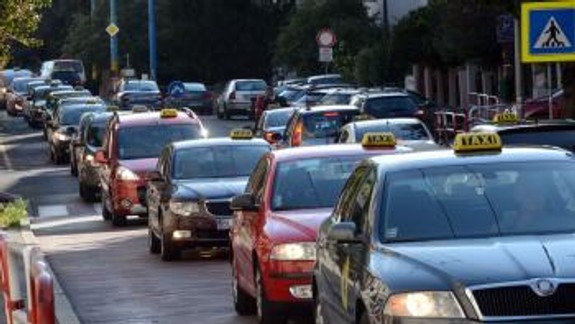 Pre protestnú jazdu taxikárov meškala v meste MHD