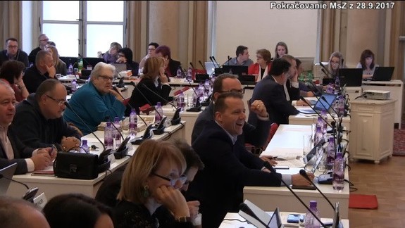 Viete, koľko zarába primátor, starostovia a miestni poslanci?