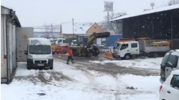 VIDEO: To je priam neuveriteľné, akou rýchlosťou pracujú a pohybujú sa po dvore ružinovskí cestári!