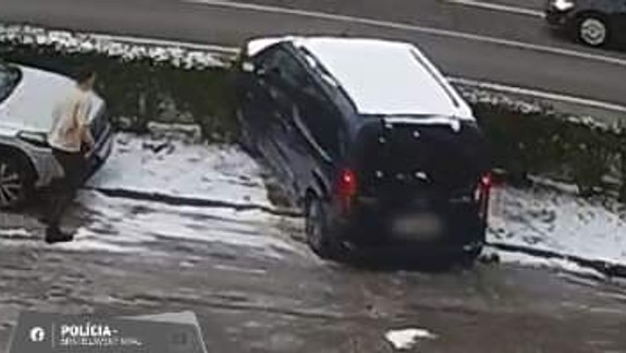 Opitý Mário v Lamači: Najskôr poškodil pri jazde niekoľko áut, policajtom chcel uniknúť v autobuse