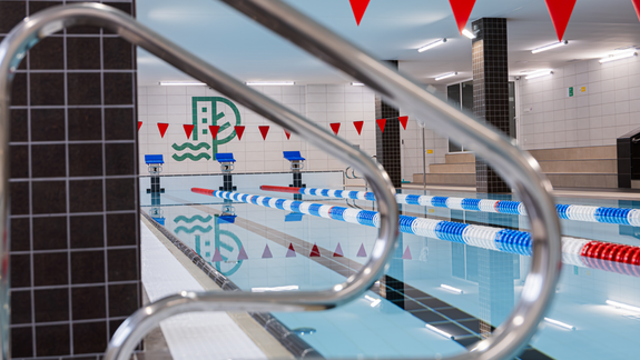 Ďalší bazén v Petržalke po rokoch opäť slúži deťom, v sobotu si v ňom môžete zaplávať aj vy