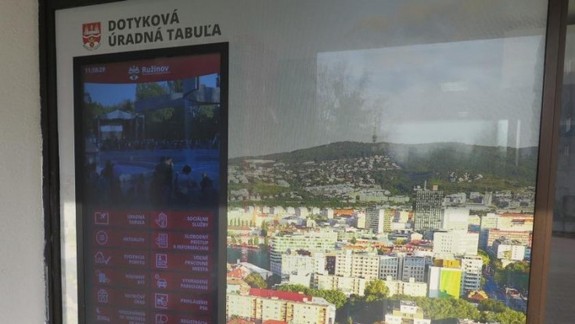 Miestny úrad v Ružinove má digitálnu úradnú tabuľu