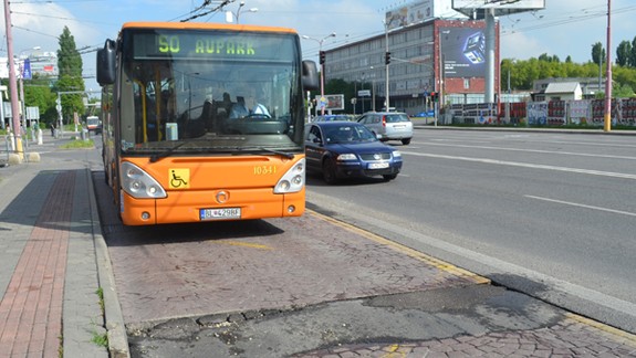 Na zastávke Svätoplukova sa opäť prepadáva cesta, mesto ju opraví