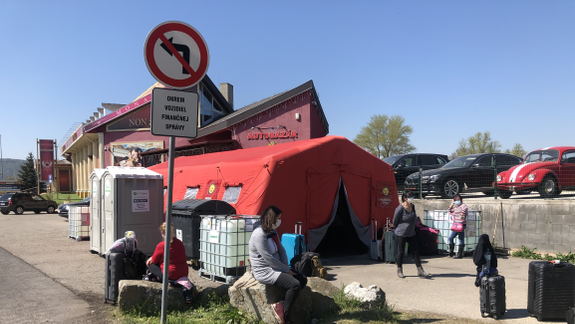 FOTO Návrat repatriantov: Čo sa deje v týchto dňoch na hraničnom priechode Berg?