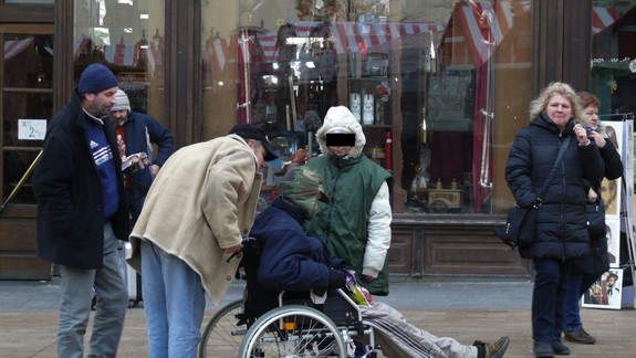 FOTO: Dajte si na nich pozor – v Starom Meste žobrú peniaze falošní invalidi!
