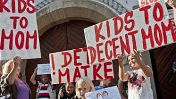 Pred britským veľvyslanectvom na Panskej ľudia protestovali