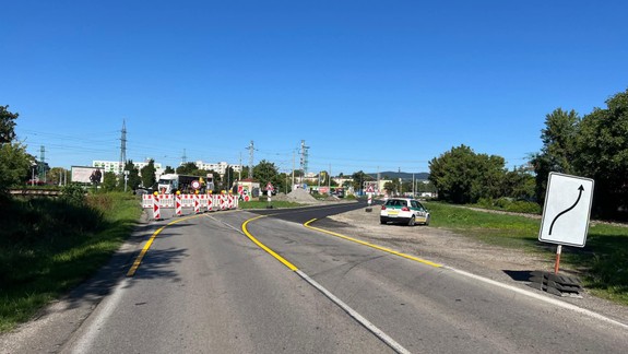 Pri uzavretom priecestí na Vrakunskej ceste v Bratislave vytvorili náhradné