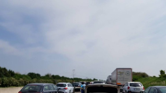 FOTO: Vodičov zaskočila uzatvorená diaľnica D1 - v kolónach z Bratislavy smerom na Trnavu stoja už dve hodiny!