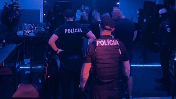 Policajti vyrazili do jedného z podnikov na Miletičke