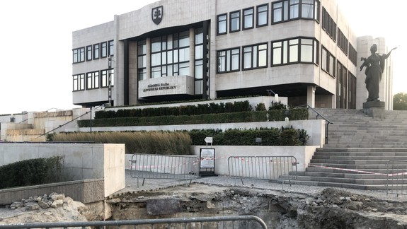 Andrej Danko chce pred parlamentom 30-metrový stožiar za viac ako 50-tisíc: Bude vyšší, ako majú v Budapešti