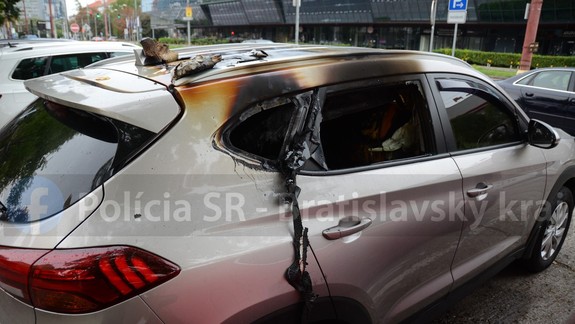 V Ružinove v nedeľu neznámy páchateľ podpálil auto